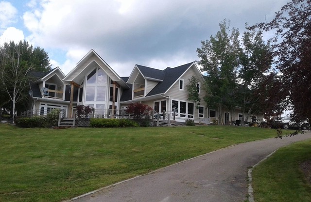 "Wow" House, Waterfront, 200' level shoreline