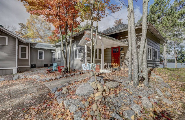 WOW Huge Catfish Lake Home 13br 5ba, Sleeps 26, Eag River Chain/weddings/events