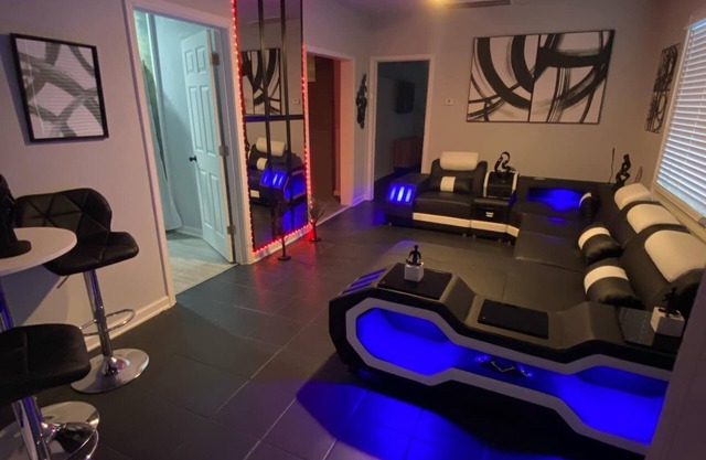 Wright Way Oasis. 3-bedroom house 2 bath with a fitness room, Wi-Fi an Smart Tv