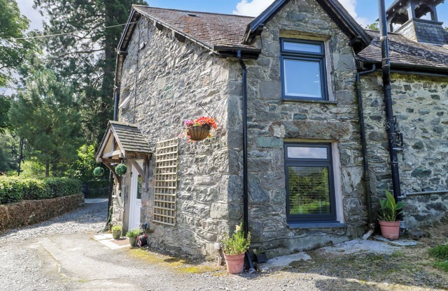 Y BWTHYN, pet friendly, character holiday cottage in Dolgellau