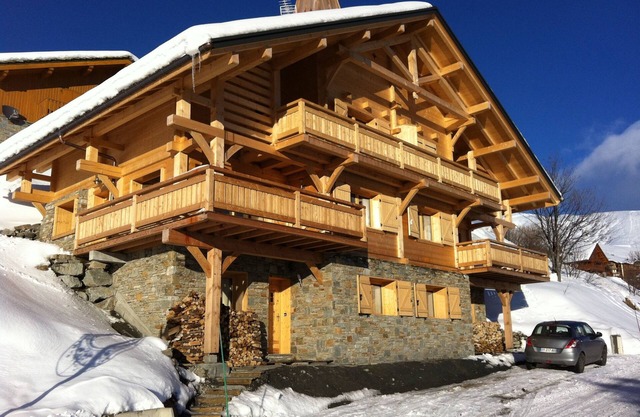 YAKUSH CHALET NEAR CENTER 12 PEOPLE