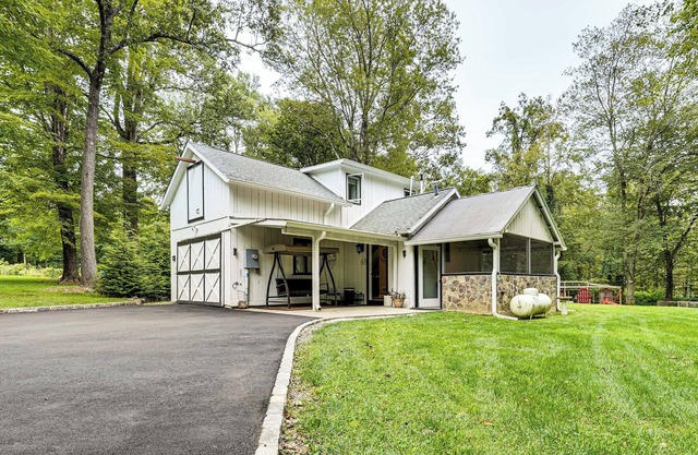 Yard w/Games: Cottage 2 Mi to Saugatuck Reservoir