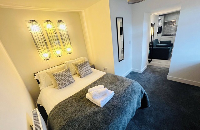 Yastayzzz @Studio 1, Bransford Rd - Modern Studio with Parking!
