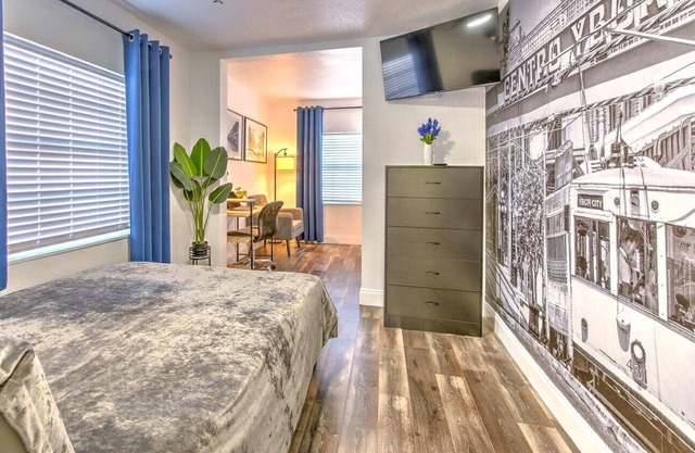 Ybor Vibes in Ybor Heights! Stylish 2B/2B House close to Ybor City and Downtown!