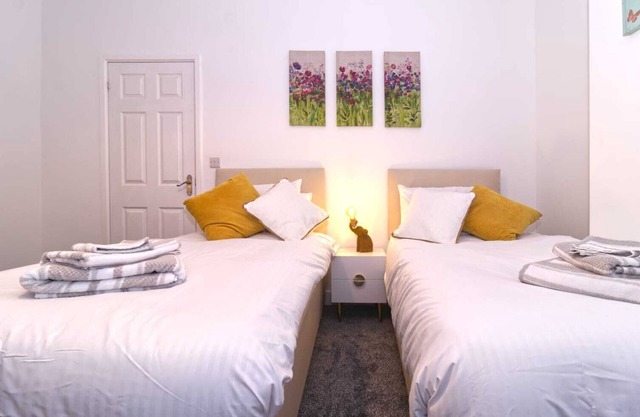 Yellow Twin room in Rydal House