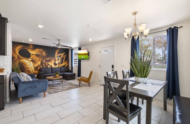 Your Downtown Home with California King Bed Unit A