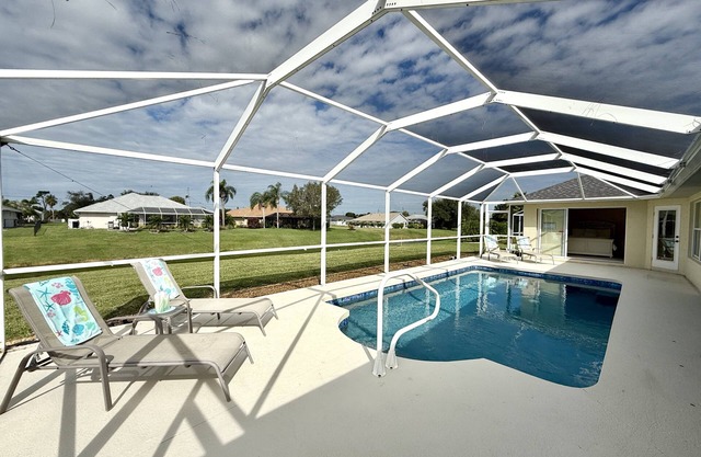* Your Dream Florida Escape Awaits at Waterside Villa! *