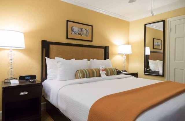 Your Dream Getaway! 3 Spacious Units, Free Parking, Swimming Pool!