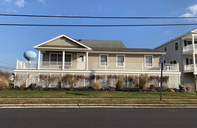 Your Dream Vacation Home! Single Home close to Beach and across from Bay!