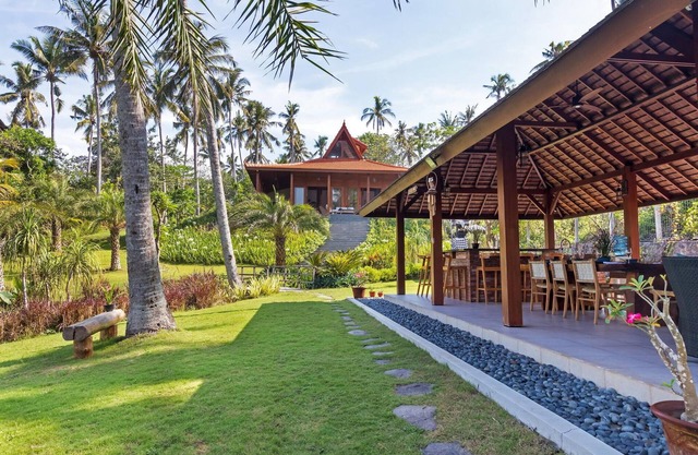 Your own beach and staff in this 2 BR stunning villa! Close to Balian Beach!
