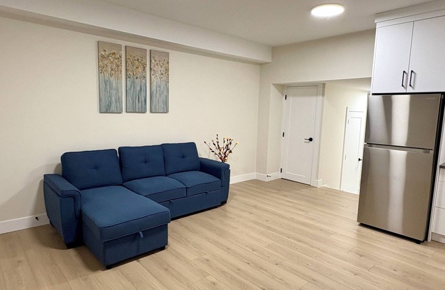 Your White Rock Beach Getaway: 2BR Suite, Modern Living, and Ocean Proximity!
