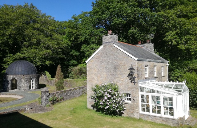 Yr Hen Ysgol - historic cottage in grounds of manor house