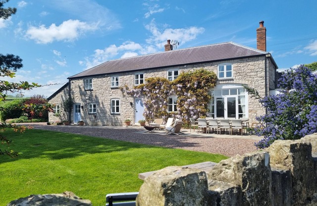 YSTRAD BACH, family friendly, luxury holiday cottage in Denbigh