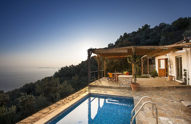 Ysyhia - Cottage With Private Pool And Sea Views