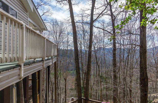 Zen Hideaway | Covered Deck, Winter View, 6 min. to Lake Susan!