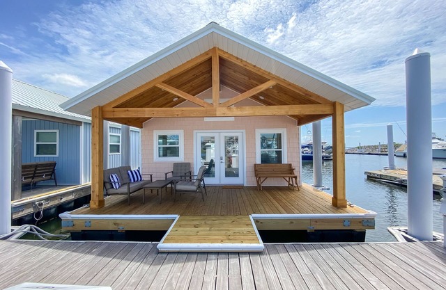 Zen! Refreshing! Spotless! Relaxing! Welcoming! Well-appointed! Dock your boat!