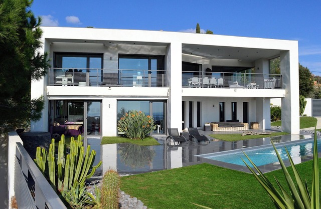Zen setting, facing the sea, luxury, close to St-Tropez and the beaches