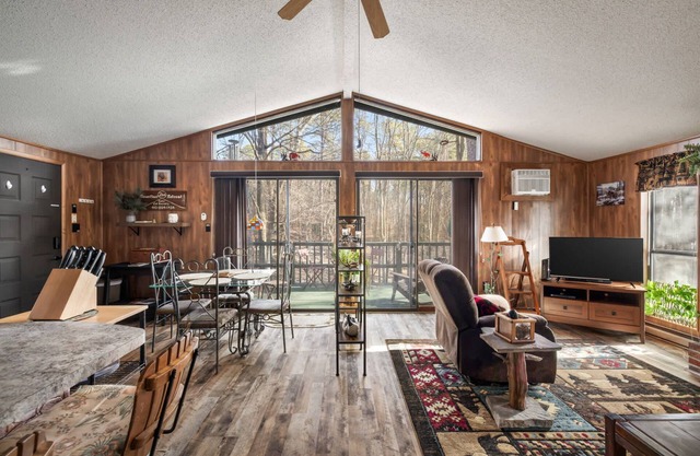Zen Vibe w Fireplace, Grill, Deck & Screened Porch