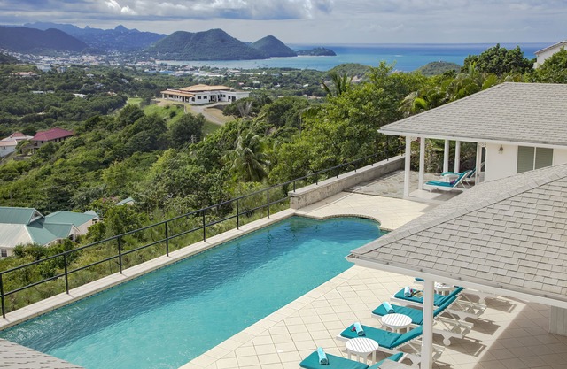 Zephyr Hill - 4 bedroom Villa with awe inspiring views