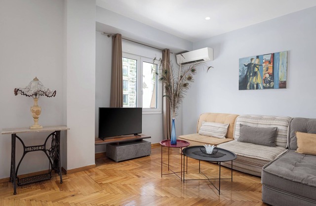 Zeus Grand Apartment, Olympian Zeus Apartments