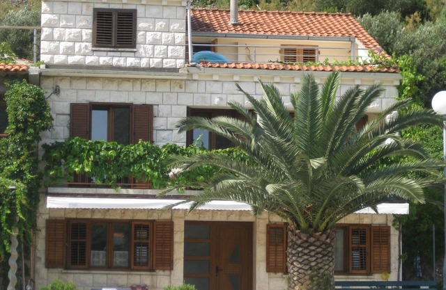 Zuljana: apartment in house with garden, in front of the sea
