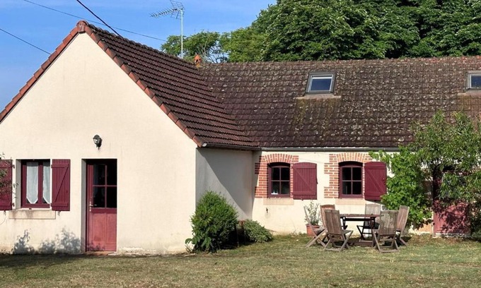 Toulon-sur-Allier House | Évasion Naturelle près de Moulins : Gîte Confortable avec Jardin et Poêle à Bois - FR-1-489-463