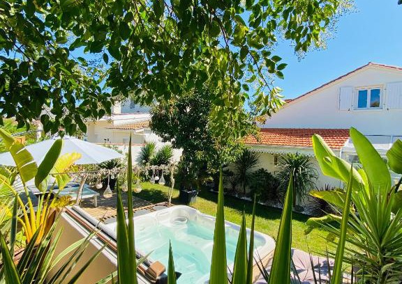 Merignac House | Évasion Tropicale - Villa d'Artiste avec Jacuzzi Privé dans un jardin Exotique