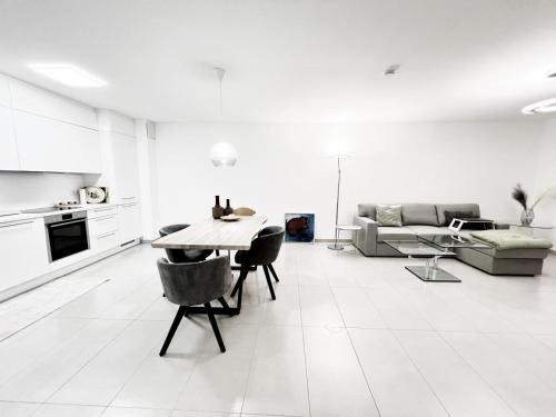 Metzingen Apartment | Özels Designer Loft Metzingen - Smart TV, Netflix, private kostenlose Tiefgarage, Self-Express Check-in,Check-out, Outlet 100m
