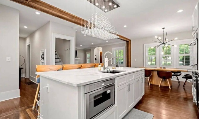 Buckhead House | ᴥᴥ Luxurious 4-Bedroom Free Parking! Pet Friendlyᴥn