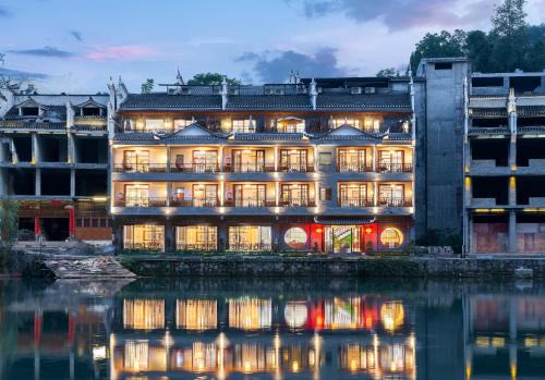 Fenghuang Bed & Breakfast | 溪桥夜语江景民宿
