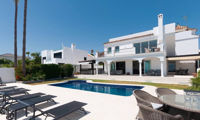 Urbanizacion Puerto de Estepona Villa | 09 - 5 Bed Luxury Villa walking distance to the be