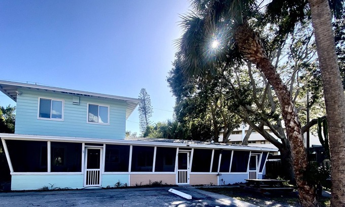 Venice Apartment | 1/1 #1 Old Florida style Bungalow