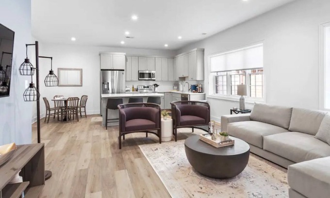 Old Town Alexandria Apartment | ★1/2 Block from King Street, King Bed In the ♥ of Old Town ~ Free Parking★