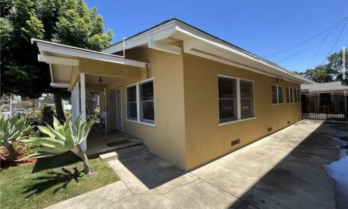 Anaheim Colony Historic District House | 1.3 miles from Disneyland