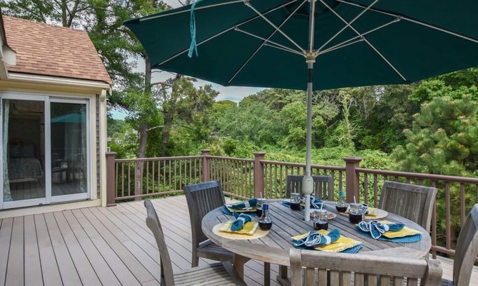 East Orleans House | 1.6 mi to Nauset Beach!