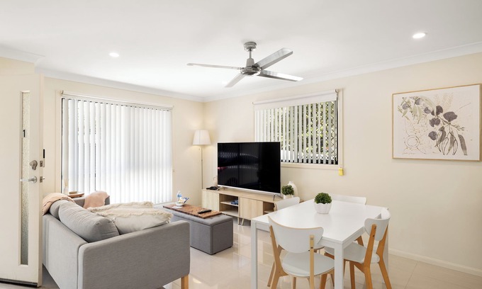 Sunnybank Apartment | 1 Bdr Apt! Train! 2 Parking! Local Shops! 1144D1