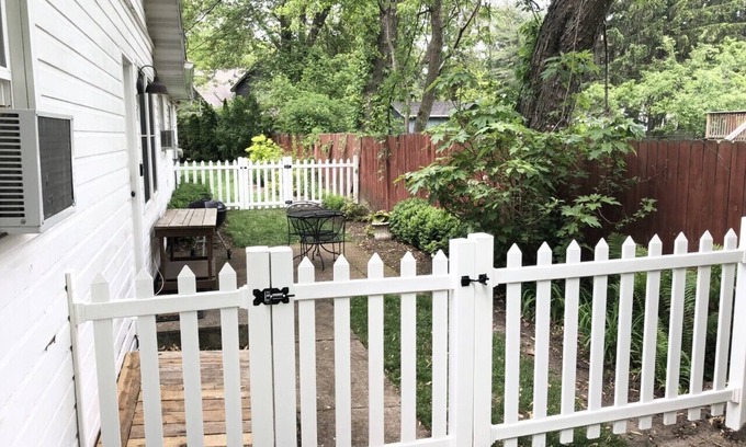 Union Pier Cottage | 1 bed/1 bath, 1.5 blocks to beach/town, dog friendly, fenced yard