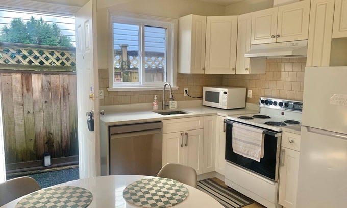 Port Coquitlam House | 1 Bed 1 Bath Suite Coquitlam Centre