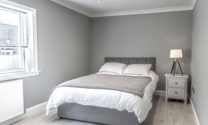 Kelty Cottage | 1 Bed Cottage-Sleeps 2-Parking-Pets-Hot Tub