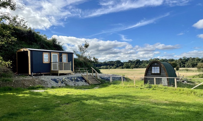 Omagh Cabin | 1 Bed Shepherds Hut-Sleeps 2-Free Parking-Mtn View