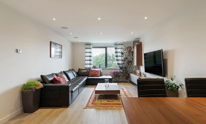 Friern Barnet Apartment | 1-Bed Spacious Flat, North London, 15 Minutes to Central