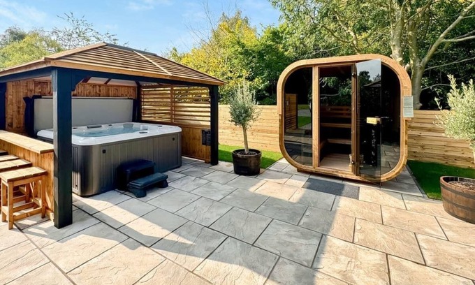 Raywell Ski Chalet | 1 bedroom accommodation in Raywell, Beverley