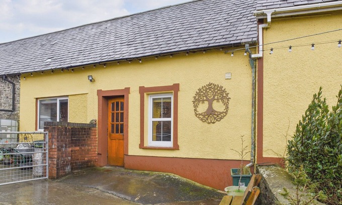 Pentrefelin Cottage | 1 bedroom accommodation in Llanfynydd