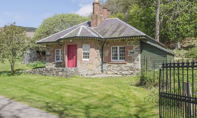 Kirriemuir Cottage | 1 bedroom accommodation in Glenprosen, by Kirriemuir