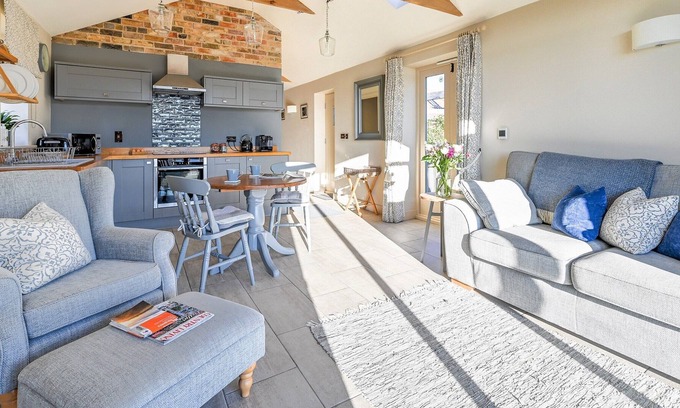 Lincoln Cottage | 1 bedroom accommodation in Walcott, near Lincoln