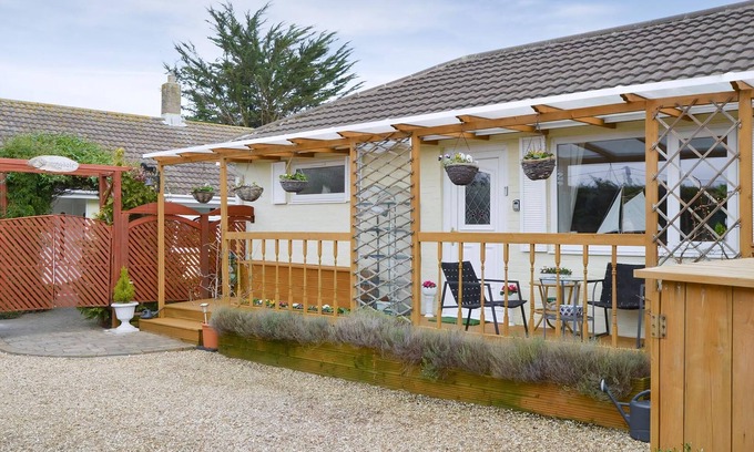 Newport Cottage | 1 bedroom accommodation in Gunville, near Newport