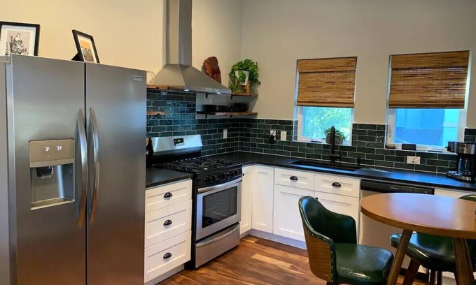 City Park West Apartment | 1 Bedroom Apt, Full Kitchen, private unit in City Park!