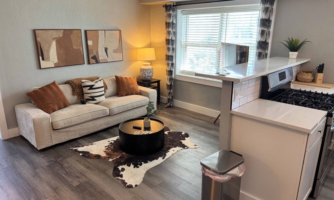 Country Club Plaza Area Apartment | 1 Bedroom Condo on the Plaza 41