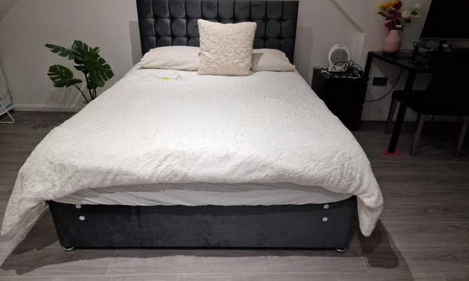Staines House | 1 Bedroom Homestays In Ashford