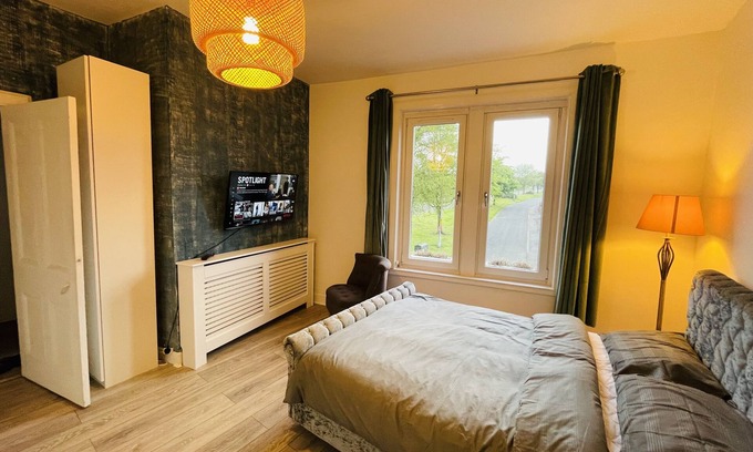 Kelty Apartment | 1 Bedroom Pet Friendly Apartment With Free Parking, WiFi, Netflix And Pool Table